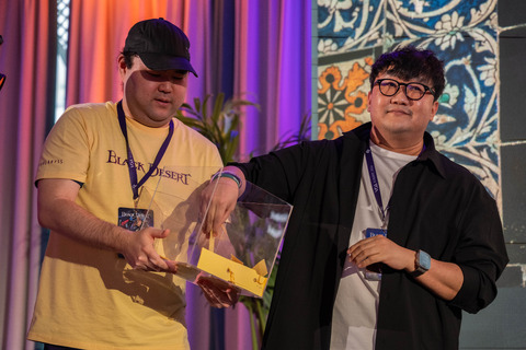 Jeseok, à droite, a fait office de tireur au sort lors des loteries de l'événement Jeseok, à droite, a fait office de tireur au sort lors des loteries de l'événement