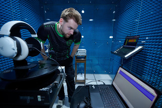 Niko2025EsportPlayerRazerOfficeSoundChamberEngineeringRoom8 000 Niko2025EsportPlayerRazerOfficeSoundChamberEngineeringRoom8 000
