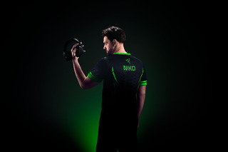 Niko Portrait Back BlacksharkV3ProBlack 2 000 Niko Portrait Back BlacksharkV3ProBlack 2 000