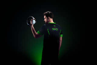 Niko Portrait Back BlacksharkV3ProWhite 2 000 Niko Portrait Back BlacksharkV3ProWhite 2 000