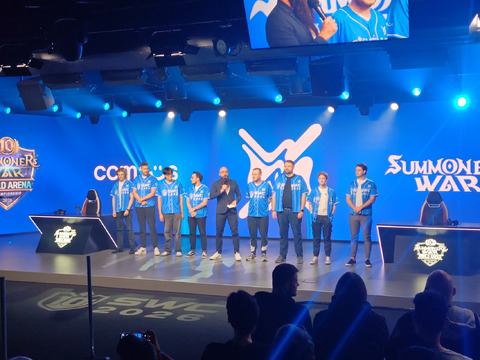 Les 8 finalistes européens sur scène avant le début des matchs Les 8 finalistes européens sur scène avant le début des matchs