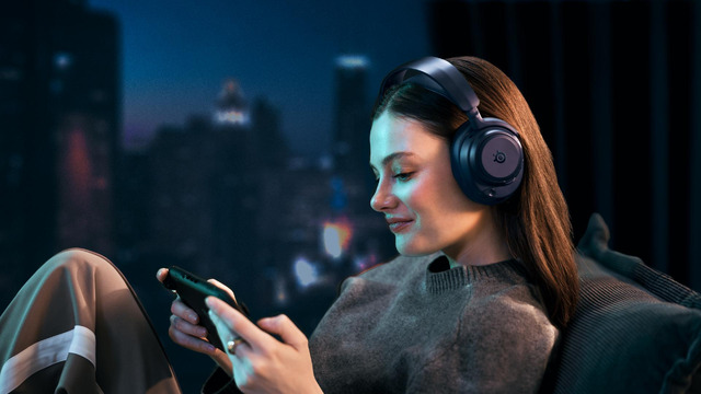 Arctis nova pro omni midnight blue lifestyle indoor 06 4k