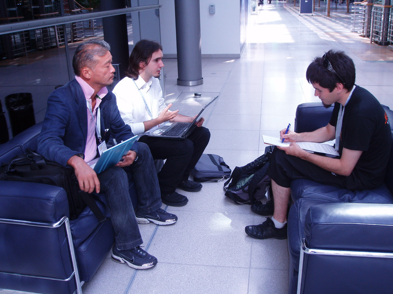 De gauche � droite, Satori Kikugawa, PDG de Gala, Julien Wera, responsable du marketing et des relations publique de Gala Networks Europe et Myrhdin