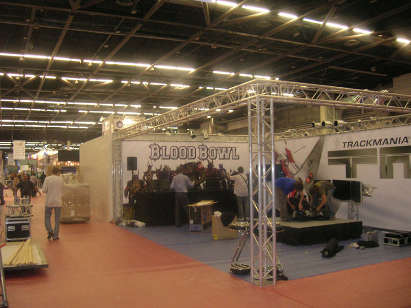 FJV 2008 : pr�paratifs du stand Blood Bowl et Trackmania