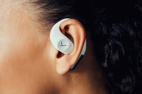 AMIRON200 PIC AMIRON200 25 07 Ljublijana Woman Close up White v1 AMIRON200 PIC AMIRON200 25 07 Ljublijana Woman Close up White v1