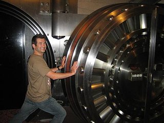 Cliquez sur l'image pour la voir en taille relle

Nom : vault-room.jpg
Taille : 550x412
Poids : 31,7 Ko
ID : 57140