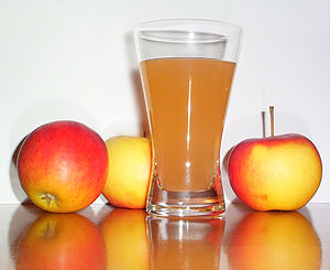 300px-Apple_juice_with_3apples.jpg