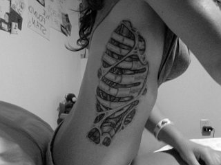 Cliquez sur l'image pour la voir en taille réelle

Nom : girl-ribs-side-skeleton-tattoo-Favim.com-273069.jpg
Taille : 500x375
Poids : 100,8 Ko
ID : 184181