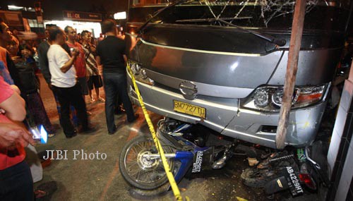bus-nabrak-motor-gigih-m-hanafi.jpg