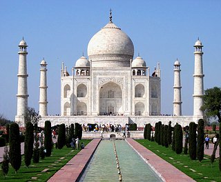 Cliquez sur l'image pour la voir en taille relle

Nom : 728px-Taj_Mahal_in_March_2004.jpg
Taille : 728x600
Poids : 115,5 Ko
ID : 18412
