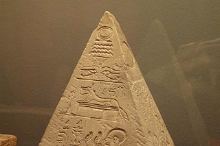Cliquez sur l'image pour la voir en taille relle

Nom : Pyramidion de Ptahemuia. Le signe chen, le signe du cosmos, le hiroglyphe de l'eau, un autel po.JPG
Taille : 900x600
Poids : 120,3 Ko
ID : 267032