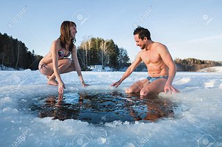 65826215-Jeune-couple-va-nager-dans-le-lac-d-hiver-dans-le-trou-de-glace-Banque-d'images.jpg 65826215-Jeune-couple-va-nager-dans-le-lac-d-hiver-dans-le-trou-de-glace-Banque-d'images.jpg