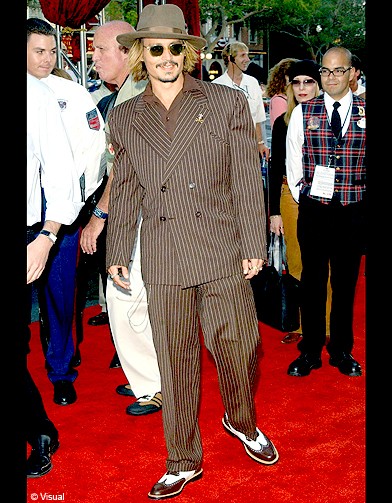 People-trajectoire-mode-johnny-depp-costume-rayure-marron_reference.jpg
