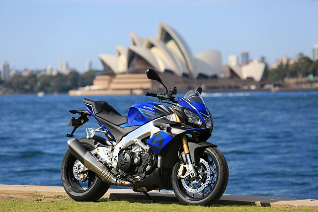 2015-Aprilia-Tuono-V4-1100-Bike-Review-1.jpg