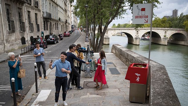 un-uritrottoir-installe-sur-l-ile-saint-louis-a-paris_6099077.jpg