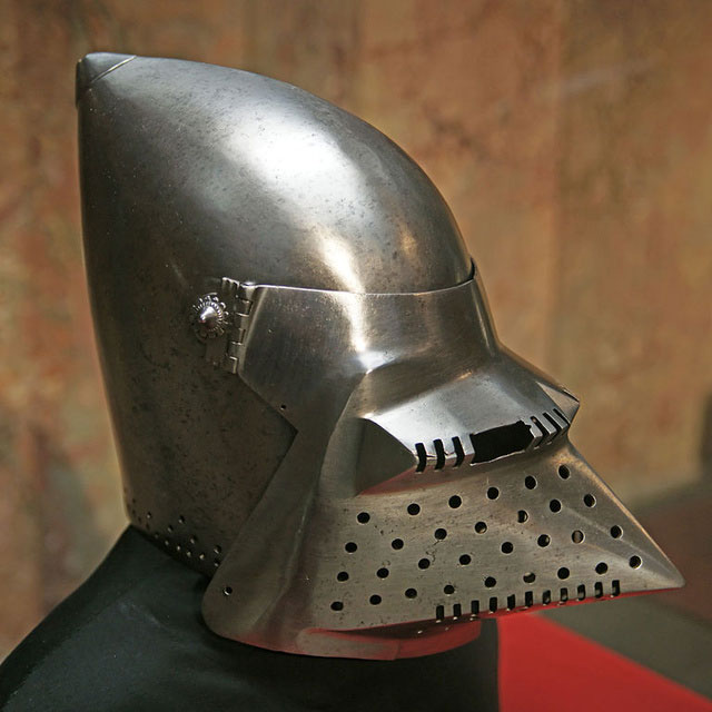retrospective-les-plus-etranges-casques-et-armures-qui-ont-marque-lhistoire5.jpg