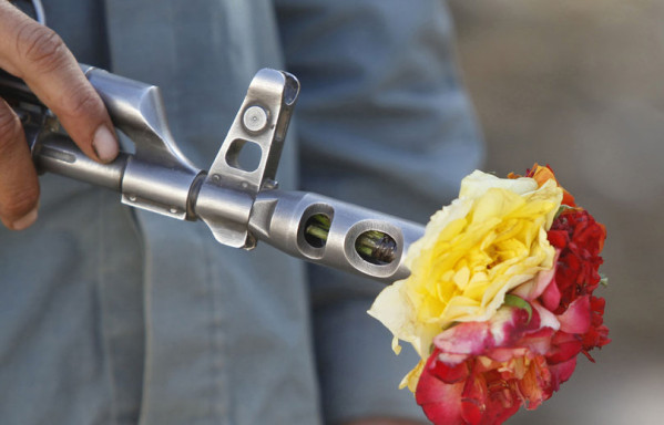 sem80-Z28-Afghanistan-fleur-au-fusil.jpg