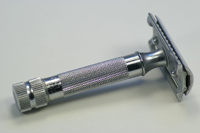 Merkur_heavy_duty_safety_razor.jpg