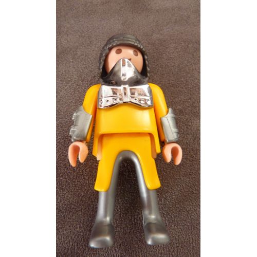 personnage-playmobil-un-chevalier-au-corps-jaune-et-armure-grise-brillante-et-ma.jpg