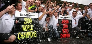 Cliquez sur l'image pour la voir en taille relle

Nom : Button-world-champion.jpg
Taille : 500x240
Poids : 78,2 Ko
ID : 95619