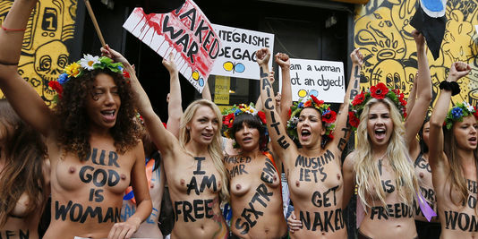 1776680_3_442e_les-militantes-de-femen-france-inaugurent-leur_a46f25e19d51e93e6c.jpg