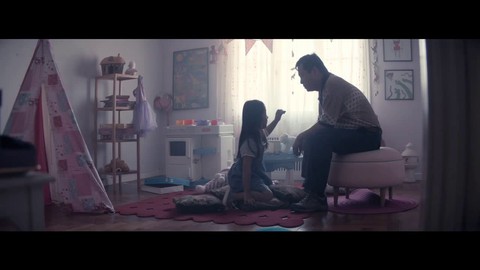 Le jeu n'est peut-être pas à blâmer : spot promotionnel "Fille à papa"