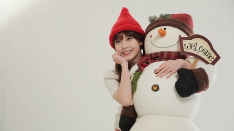 La chanteuse Lee Ji-eun fait la promotion d'Aion 4.0