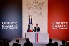 Emmanuel Macron souhaite une régulation des écrans pour les enfants