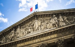 L'Assemblée opte pour une « majorité numérique » à 15 ans