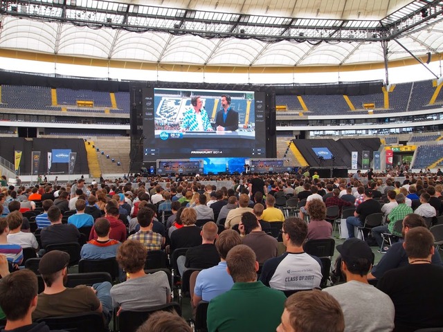 ESL One - Le public ébahi par le costume de Bruno