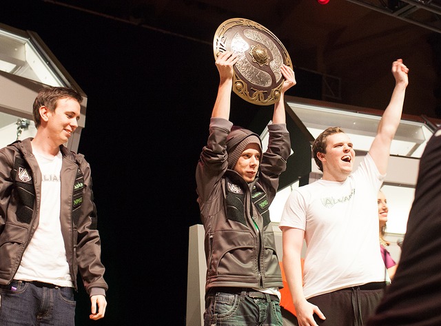 Alliance, vainqueurs de The International 2013, avec l'Aegis of the Champions