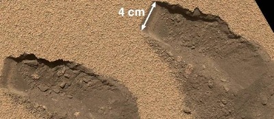 Ces traces sur le sol martien témoignent de prélèvements d'échantillons de sable martien sur le site de Rocknest