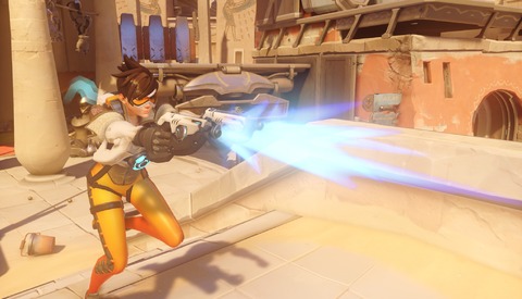 Overwatch - La sexualisation de Tracer en question et Blizzard supprime sa pose sexy dans Overwatch