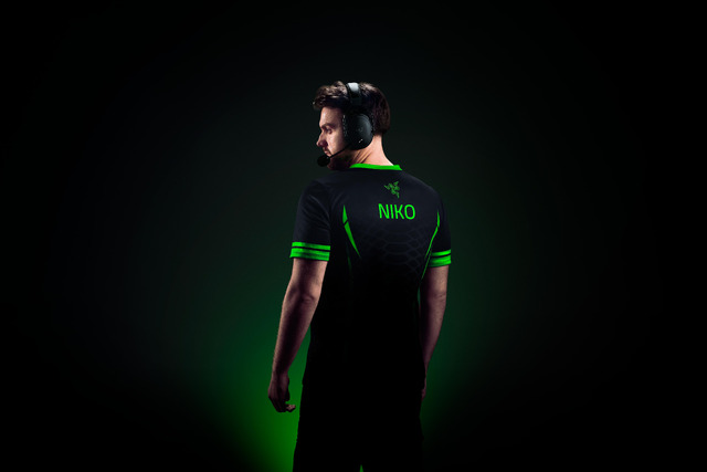 Niko Portrait Back BlacksharkV3ProBlack 1 000