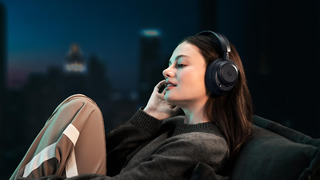 Arctis nova pro omni midnight blue lifestyle indoor 05 4k