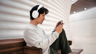 Arctis nova pro omni white lifestyle outdoor 02 4k