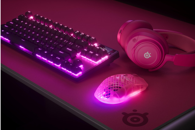 SteelSeries Aerox 3 Wireless Gen 2 - Aerox 3 wl gen 2 magenta haze context in situ