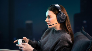Arctis nova pro omni midnight blue lifestyle indoor 04 4k