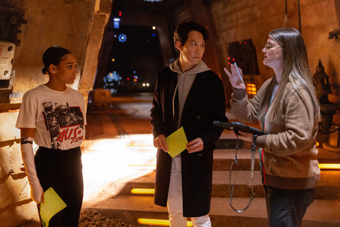 Photo de tournage : Amandla Stenberg, Lee Jung-jae et la réalisatrice Leslye Headland