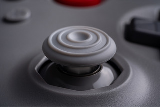 Closeups 8BitDo64BluetoothControllerGreySceneImage 08