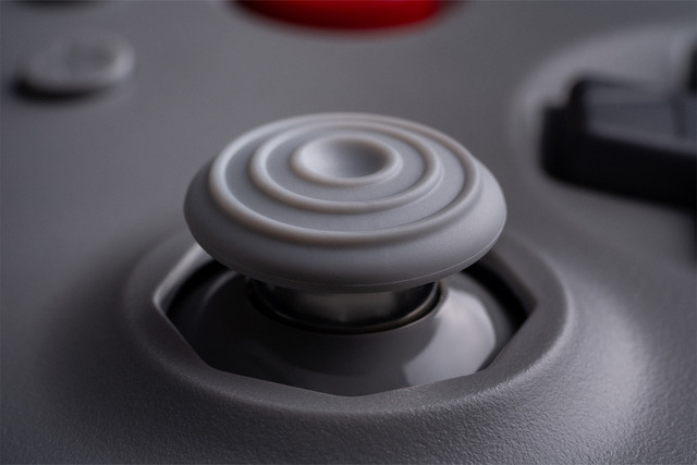 Closeups 8BitDo64BluetoothControllerGreySceneImage 08