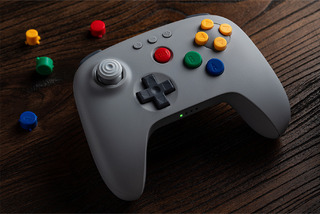Closeups 8BitDo64BluetoothControllerGreySceneImage 04