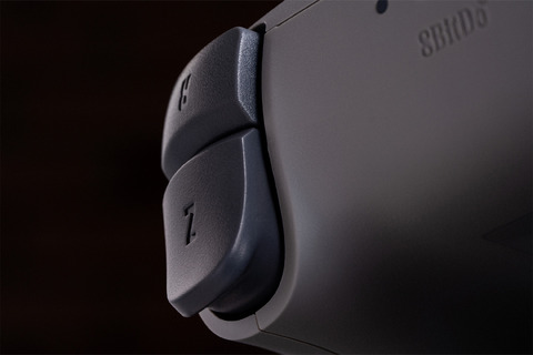 Closeups 8BitDo64BluetoothControllerGreySceneImage 05