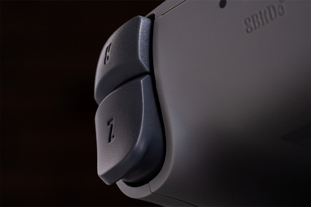 Closeups 8BitDo64BluetoothControllerGreySceneImage 05