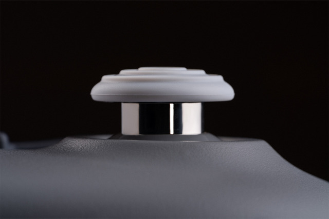 Closeups 8BitDo64BluetoothControllerGreySceneImage 07