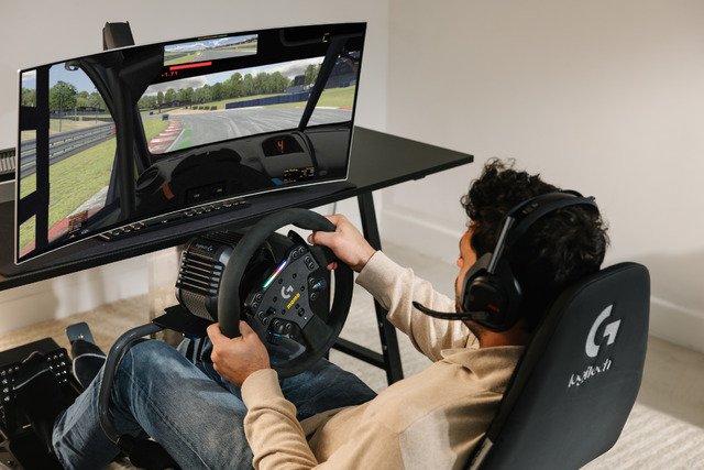 RS50 - - LIFESTYLERS50 High Resolution PNG RS50LIFEMEDIUMMOMOWHEELDELIVERY1