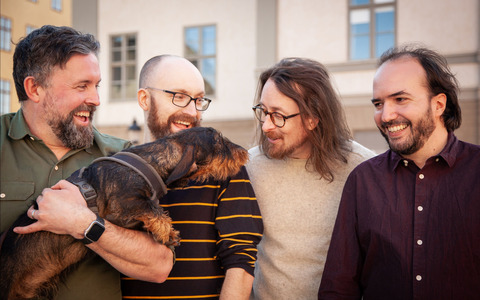 Jamie Keen, directeur créatif; Huxley, mascotte; Ben Keen, directeur technique; Christofer Emgard, directeur narratif; Julien Wera, PDG