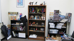 La collection de jouets d'Arkayne est fièrement exposée dans son bureau.