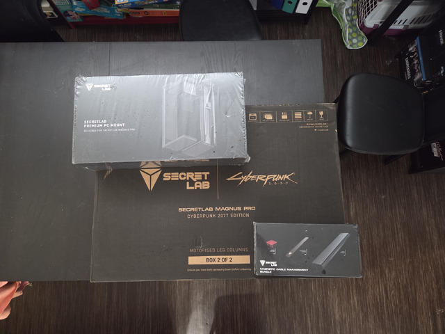 Le premier carton et les deux accessoires